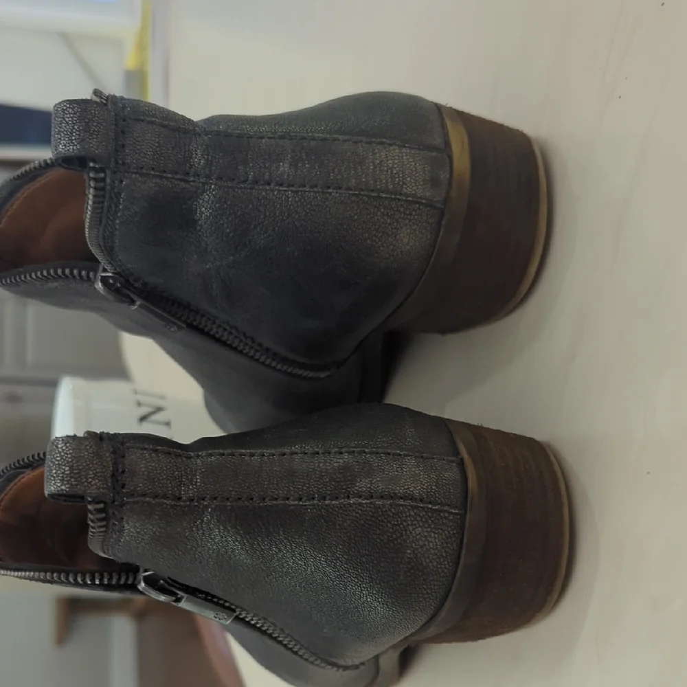 Lucky 🍀 Brand - Gunmetal Silver Booties - Picture 9 of 10